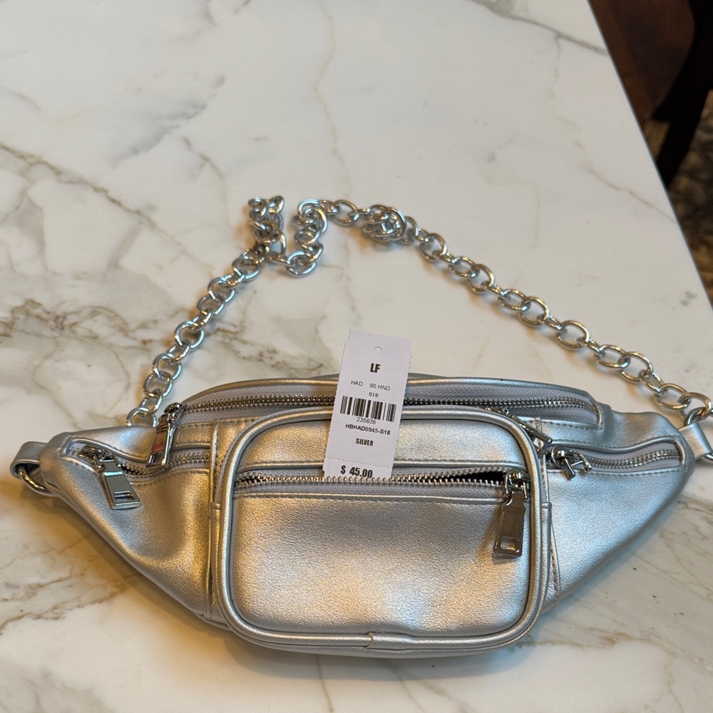 LF Fanny pack
Silver Chain Strap
2 small pin marks. Zipper pull on side broken